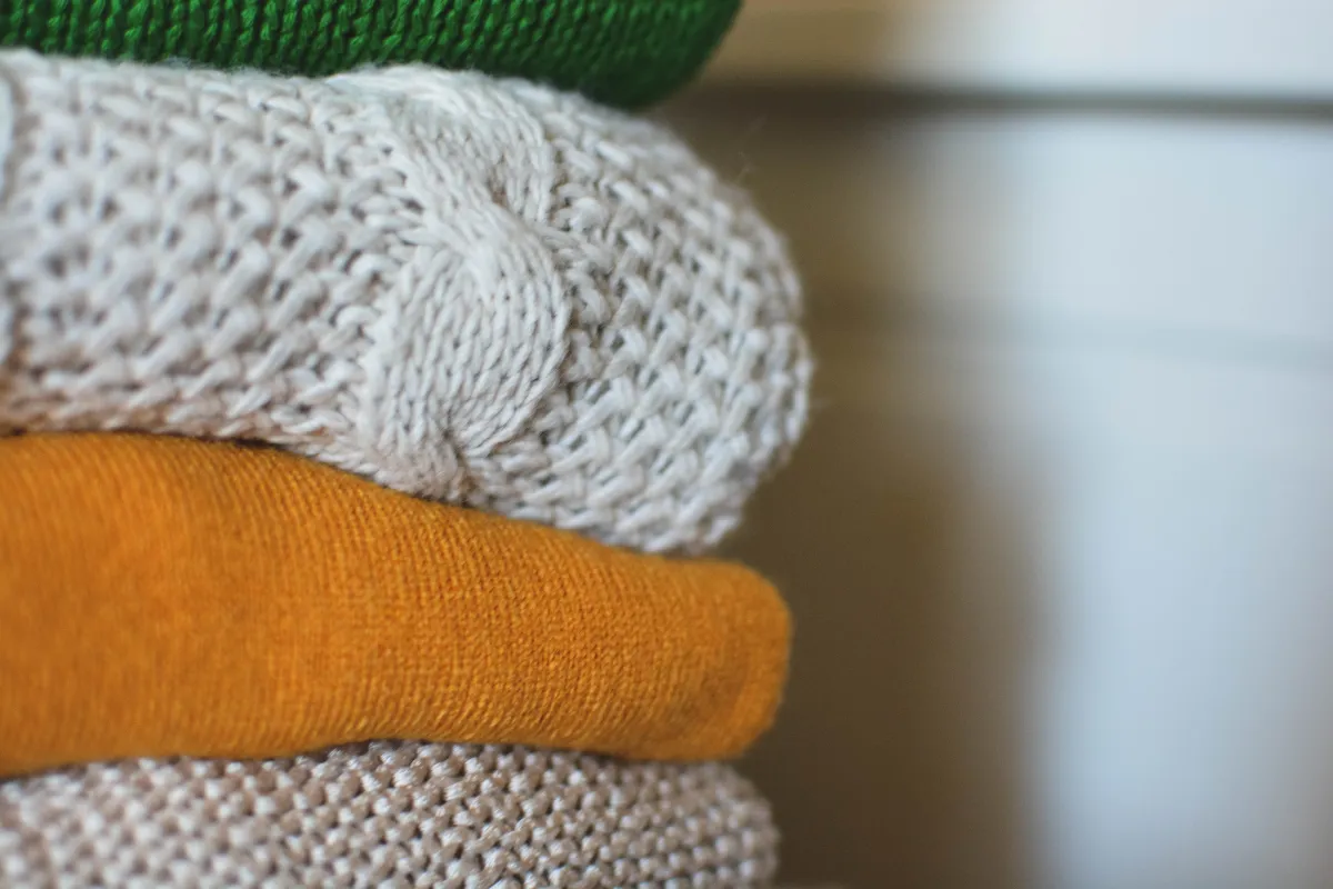 クリーニングに出すべきニットの判断基準