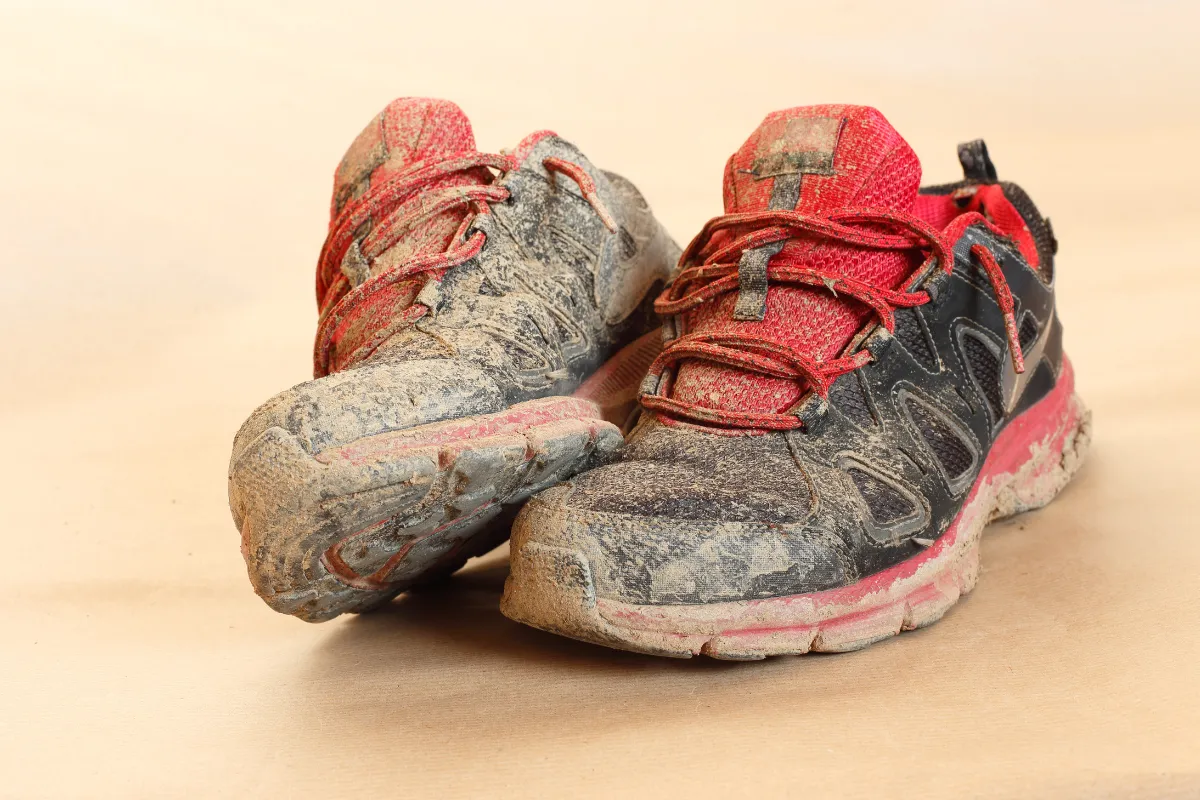 靴の泥汚れの落とし方