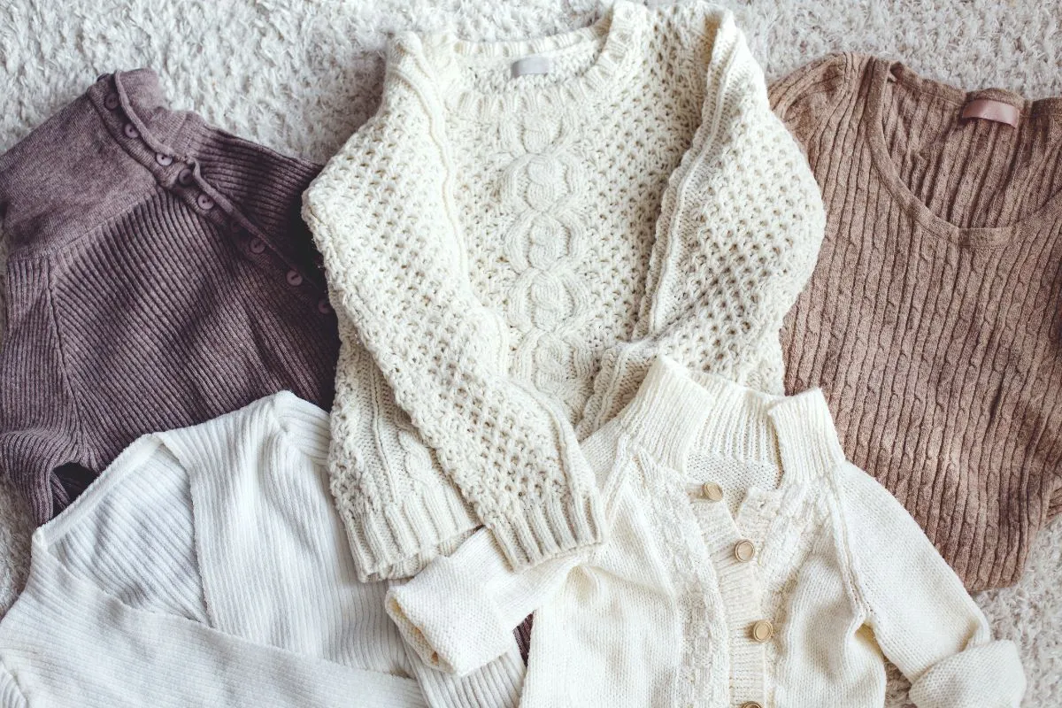 セーターは定期的にクリーニングに出すべき？