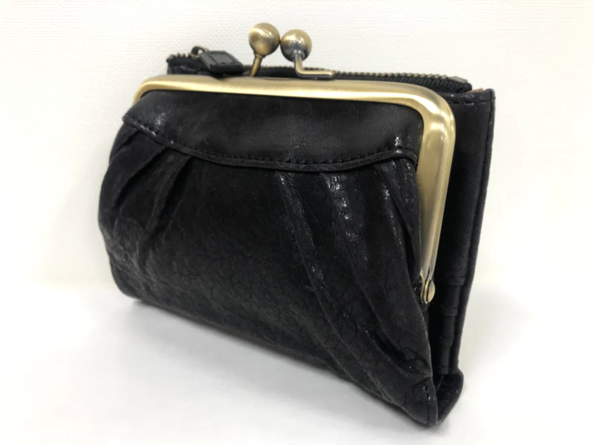 黒い革のがま口財布の画像